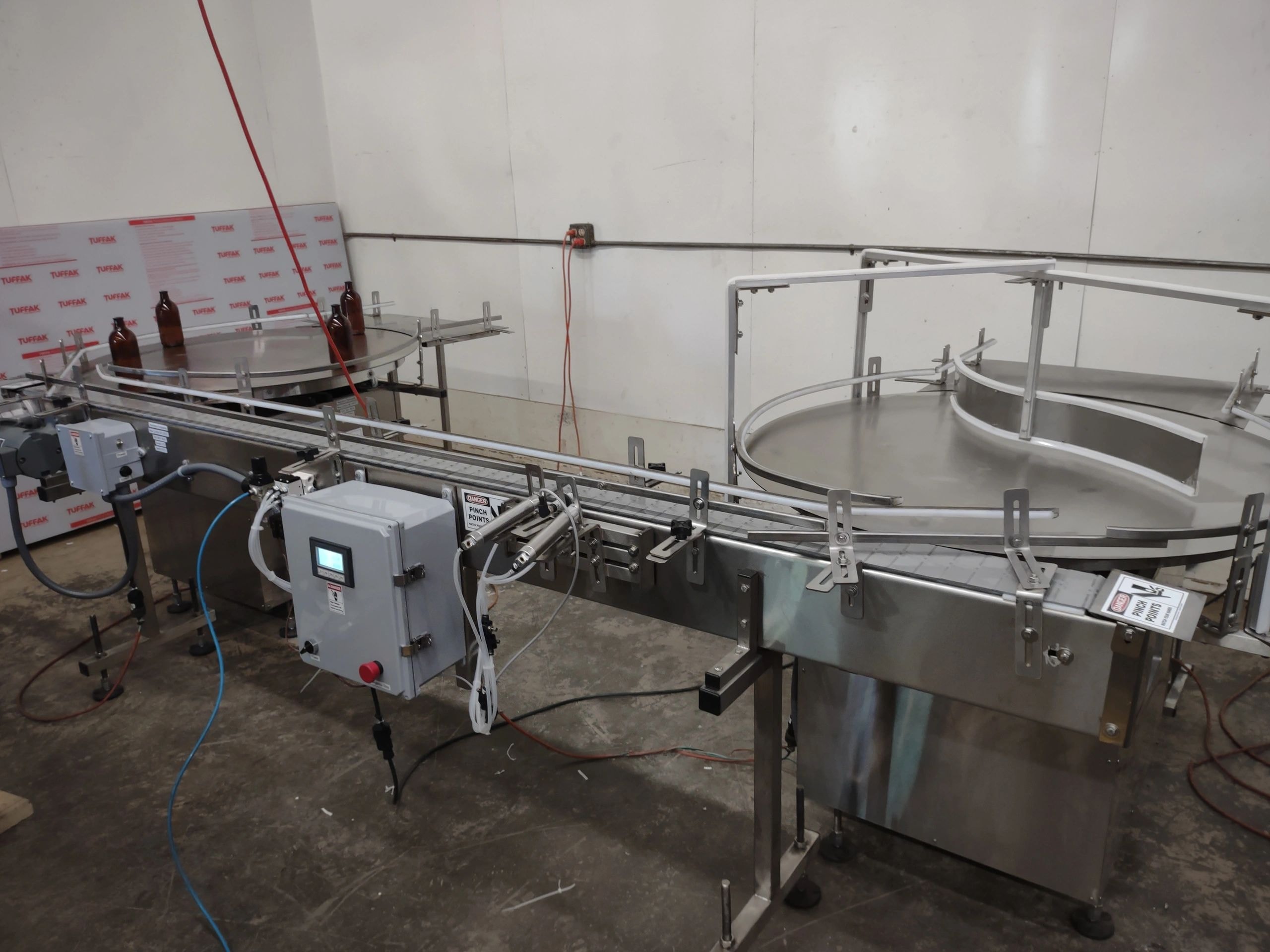 Bottle conveyor integrated into a production filling line