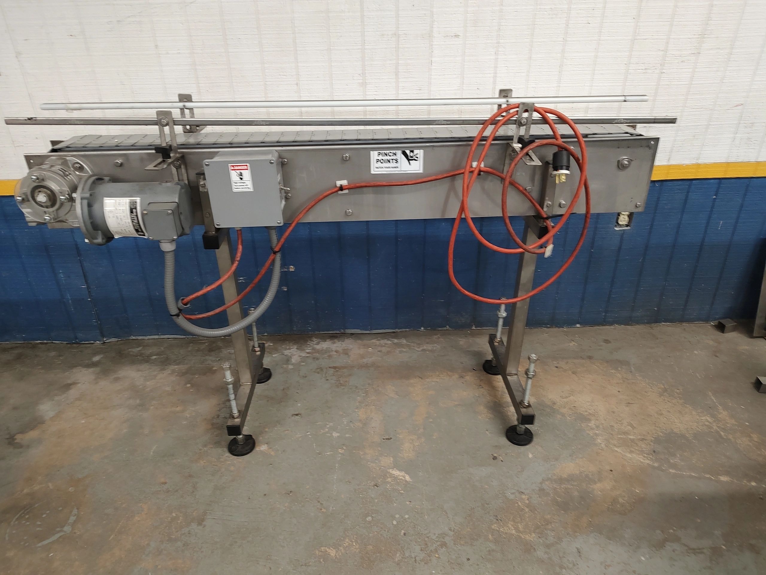 Heavy duty stainless steel bottle conveyor installation