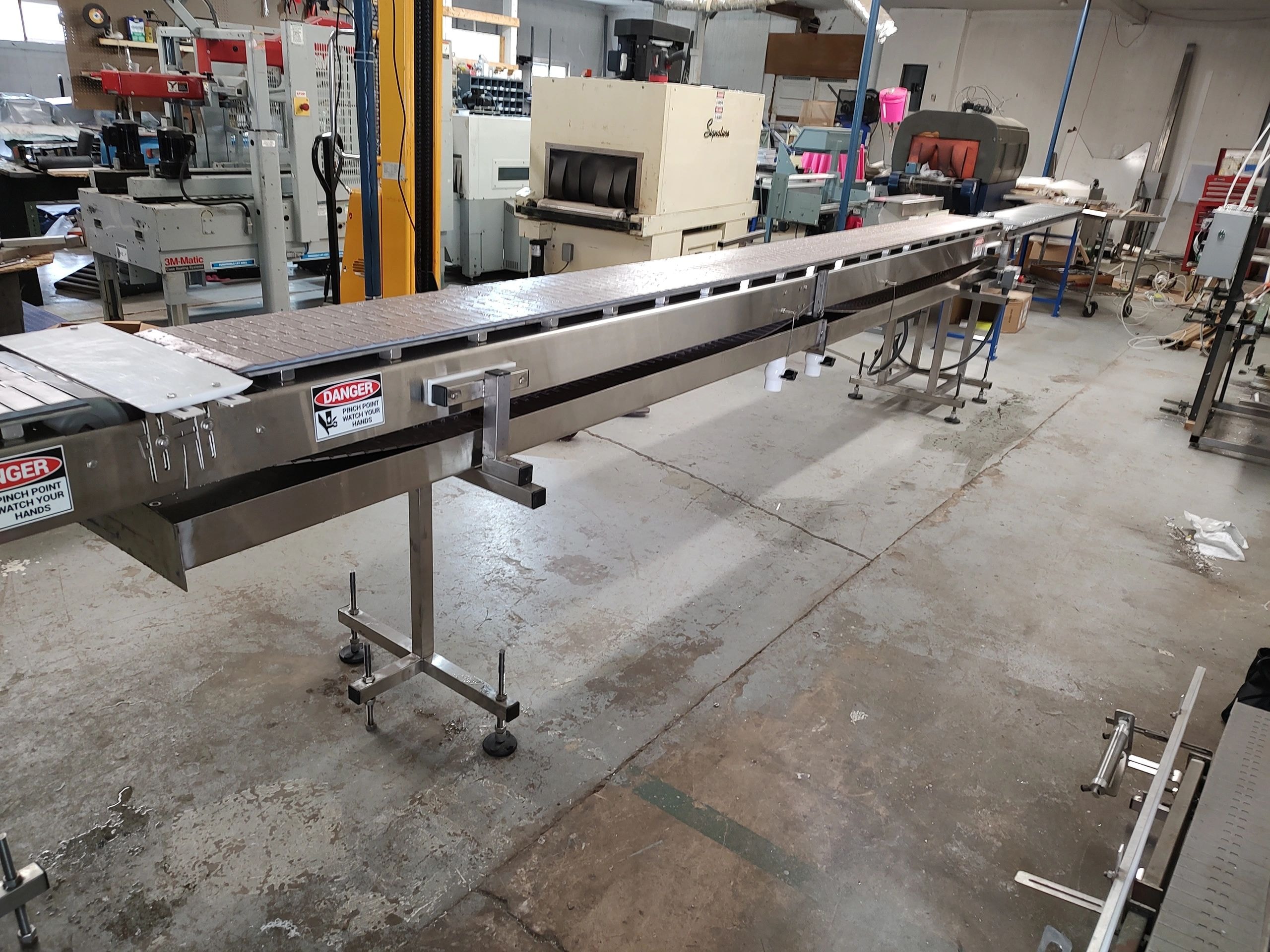 12-inch wide conveyor belt for heavy containers and pails